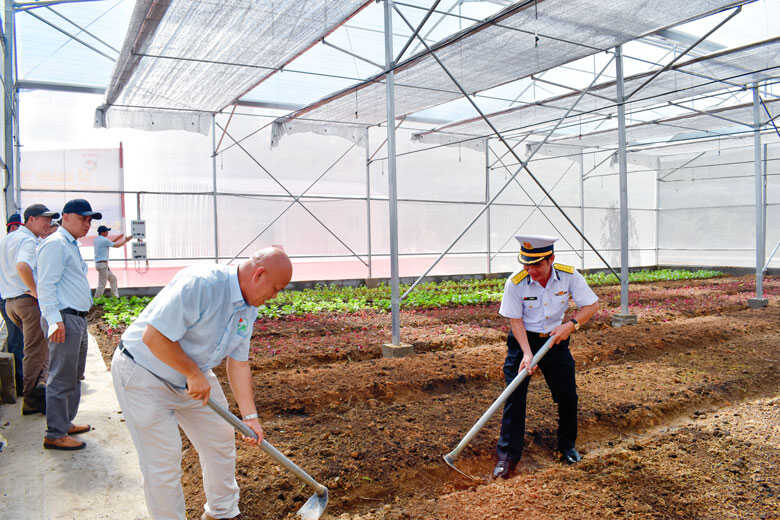 Bàn giao mô hình nhà màng trồng rau sạch cho lính biển đảo tại Lữ Đoàn 162