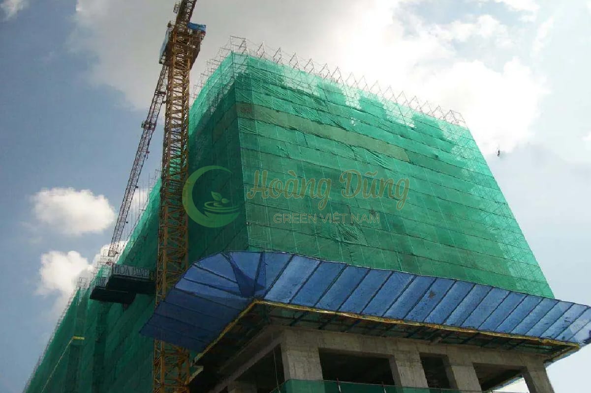 Lưới bao che công trình ô tại vuông công trình